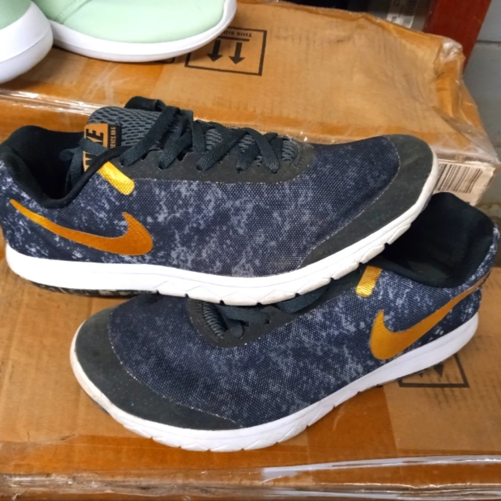 Ladies Nike shoes - Picture 1 of 2